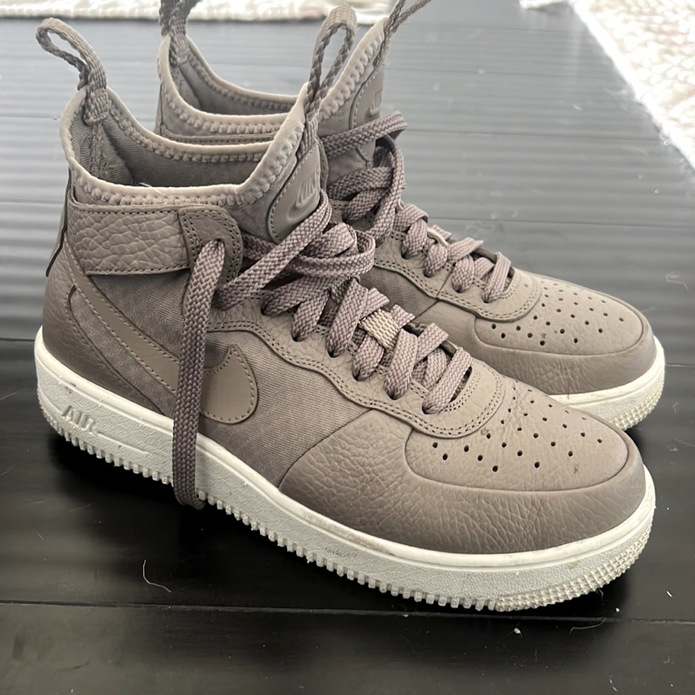 Nike Air. Size 8. Stone color